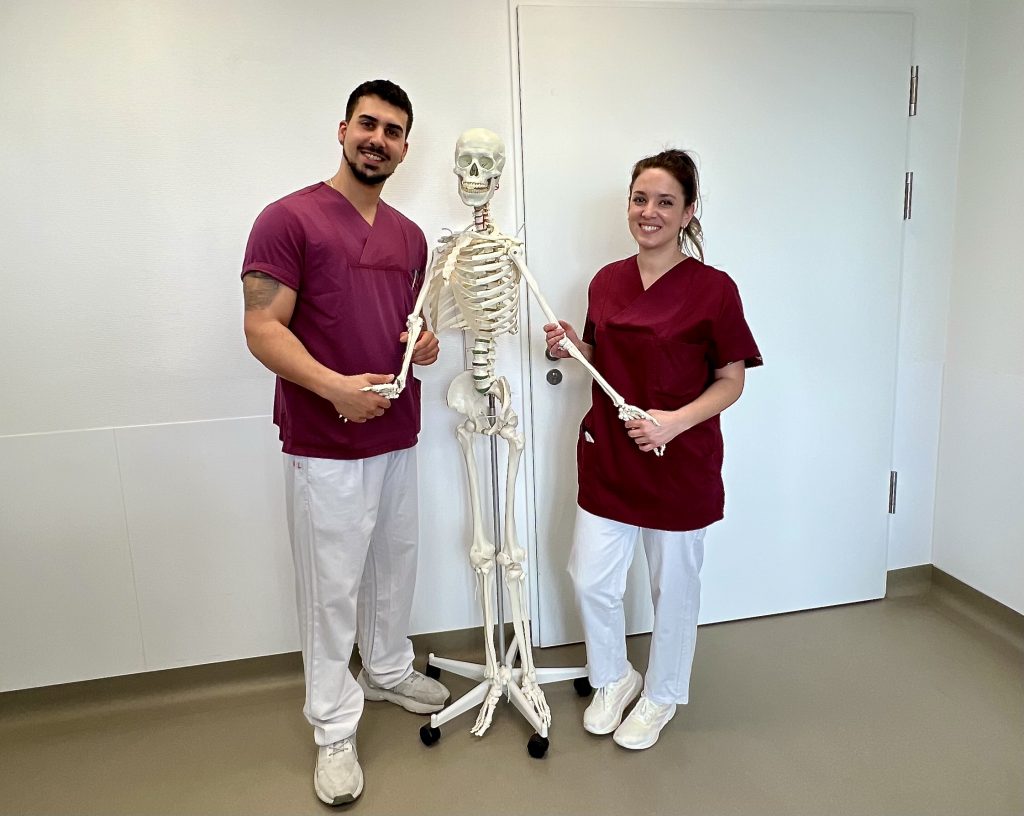 enfermeiros numa unidade de ortopedia e traumatologia com modelo de esqueleto no hospital
